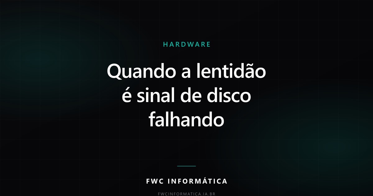 Cartão editorial do artigo com o título Quando a lentidão é sinal de disco falhando, na identidade da FWC Informática.