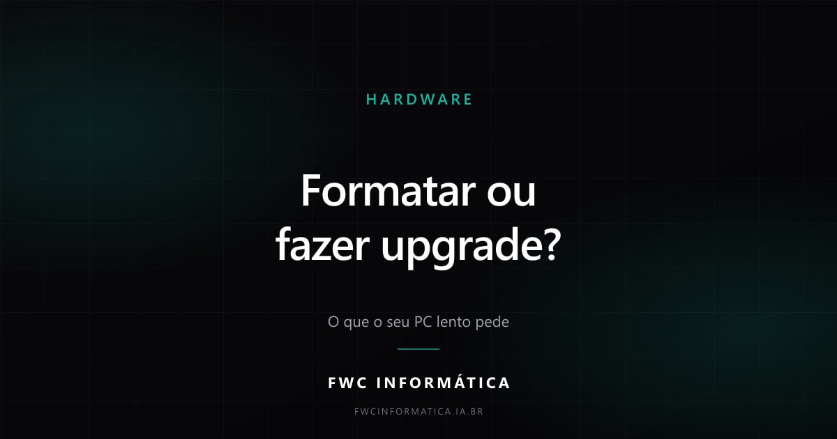 Card editorial da FWC Informática com o título "Formatar ou fazer upgrade?" sobre fundo escuro com detalhe em verde-azulado.