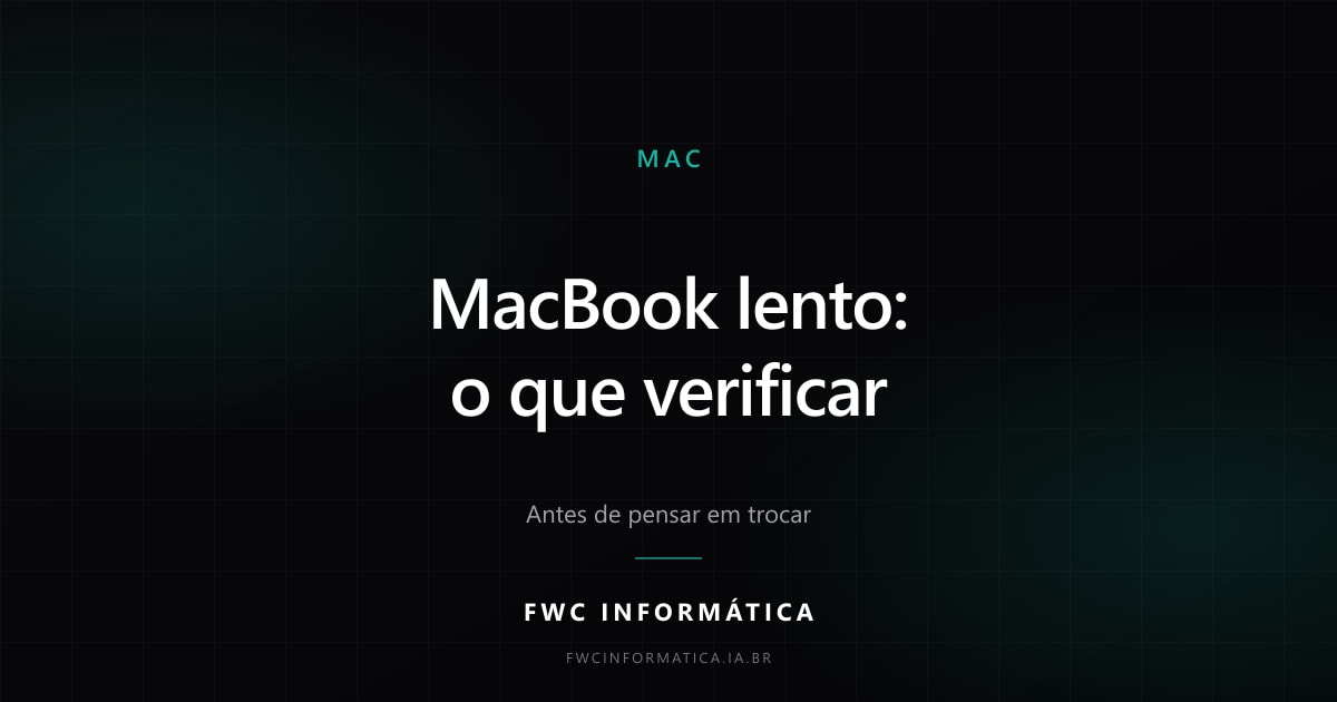 Card editorial da FWC Informática com o título "MacBook lento: o que verificar" sobre fundo escuro com detalhe em verde-azulado.