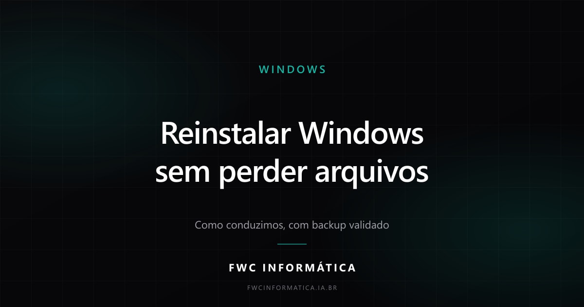 Técnico conectando um disco externo a um notebook para fazer backup antes de reinstalar o Windows